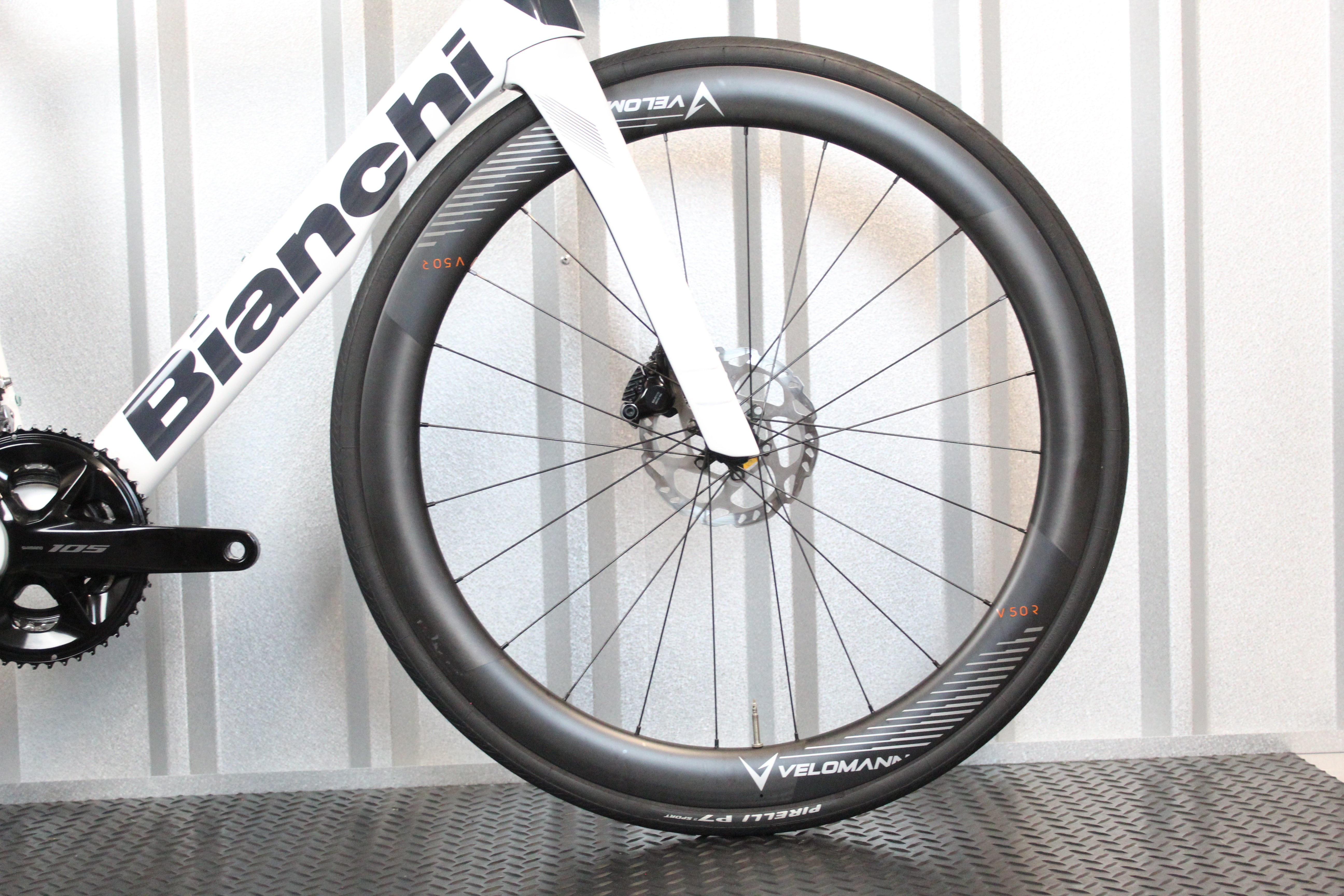 2024 Bianchi Oltre 105 DI2 Road Bike White, Size 55cm - Mint