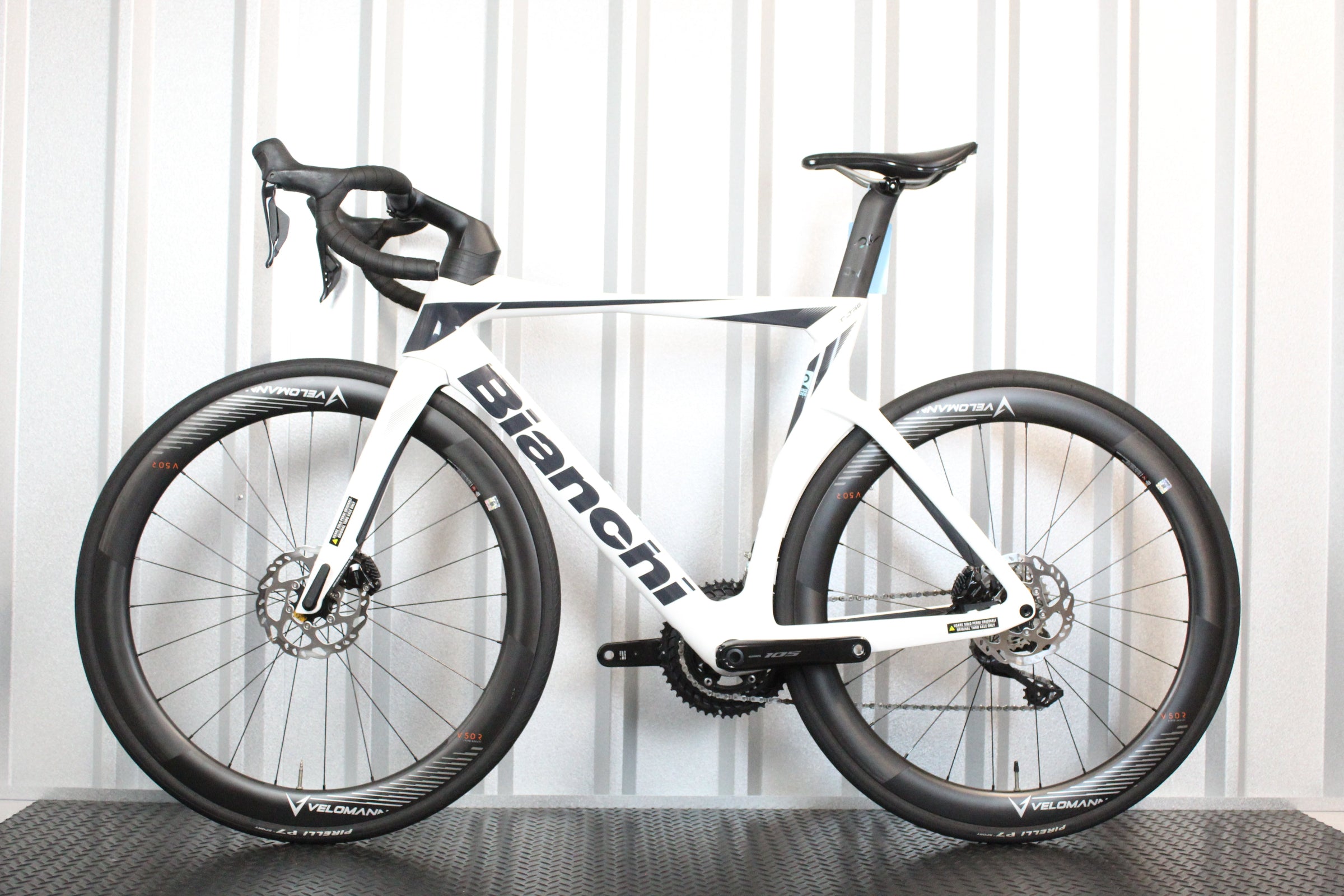 2024 Bianchi Oltre 105 DI2 Road Bike White, Size 55cm - Mint