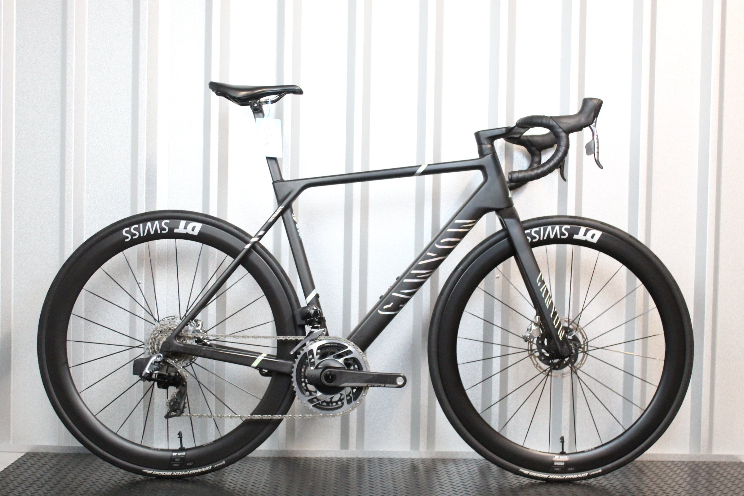 2024 Canyon Ultimate CFR SRAM Red AXS Road Bike Black, Size Medium – Near Mint
