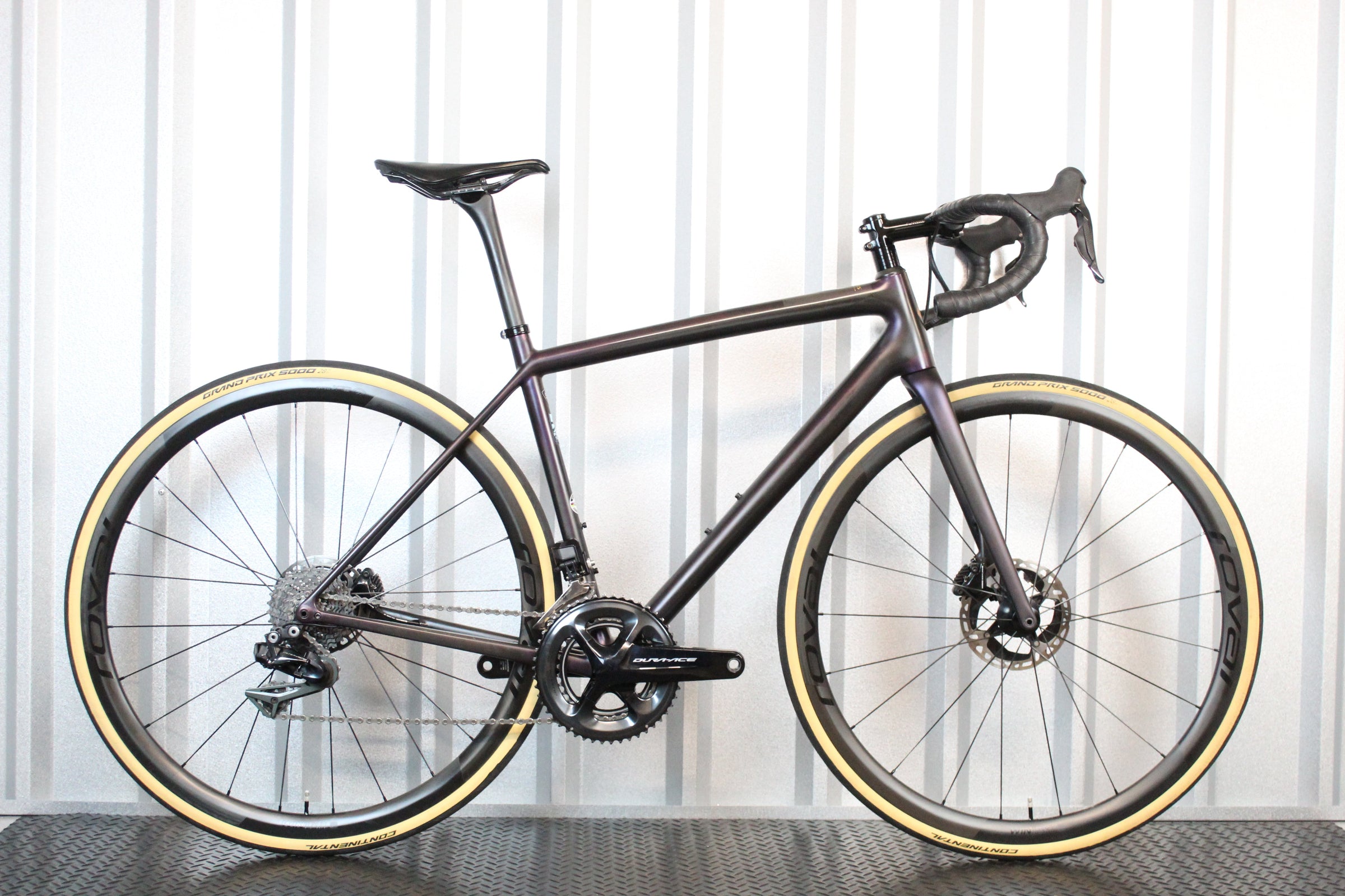 2021 S-Works Aethos Dura-Ace Di2 Road Bike Satin Carbon, Red Gold Chameleon 54cm – Mint